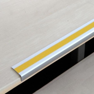 Профиль алюминиевый угол для краев ступеней с антискользящей лентой 52х27х1000мм, желтый