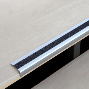 Профиль алюминиевый угол для краев ступеней с антискользящей лентой 52х27х1000мм, черный